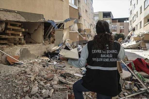Після землетрусу в Ізмірі з-під уламків врятували 70-річного чоловіка