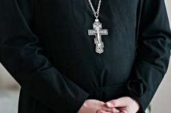 П'яний російський піп зірвав похорон вчительки (відео)