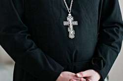 Пьяный российский поп сорвал похороны учительницы (видео)