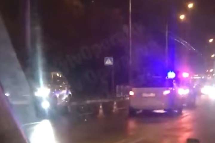 У Києві пішохід потрапив під колеса таксі (відео)