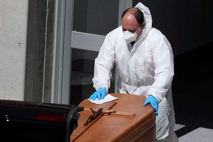 В Іспанії похоронні бюро вимагають збільшити штат працівників на тлі пандемії 