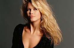  50-летняя супермодель Клаудиа Шиффер предстала без одежды 
  