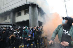 После «града» презервативов 30 октября, в КСУ заказали решетки на окна