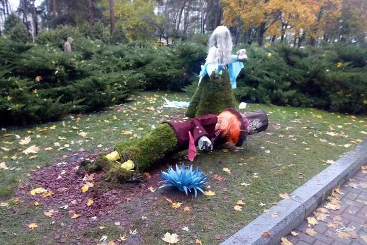 Вандали понівечили фігури казкових героїв у київському парку (фото)