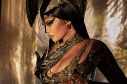  Кайли Дженнер снялась в откровенном наряде 
  