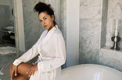  33-летняя певица Настя Каменских поделилась провокационным снимком 
  