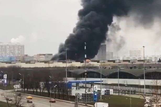У Москві горить і вибухає склад з газовими балонами