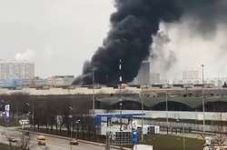 У Москві горить і вибухає склад з газовими балонами