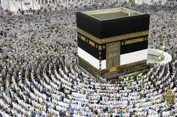  Паломники зібралися довкола Кааби, найбільшої святині Ісламу у Великій мечеті в місті Мекка 