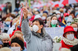 Літні люди скандують: «Поки ми єдині, ми непереможні», «Не будемо забувати, що не будемо прощати», «Лукашенка в автозак»