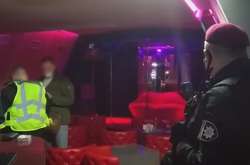 Слідчі провели невідкладний обшук у приміщенні розважального закладу