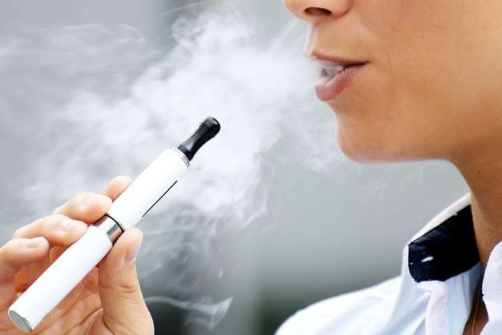 Рада може заборонити продаж електронних сигарет неповнолітнім