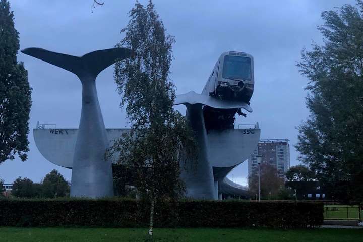У Нідерландах скульптура китів врятувала потяг метро від падіння у воду