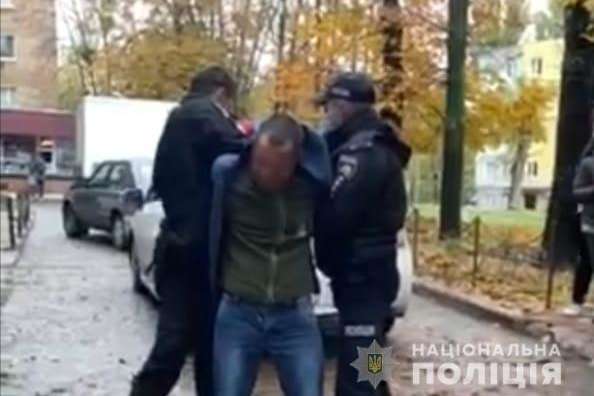 У Вишгороді п’яний водій після ДТП пив горілку з пляшки й кидався на поліцейських (фото)
