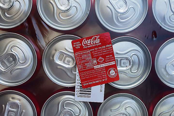 Ізраїльська мережа відмовилася продавати кока-колу з України через відсутність івриту на банці
