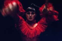 Синеволосая Maruv в едва заметном наряде выставила пышные ягодицы (фото)