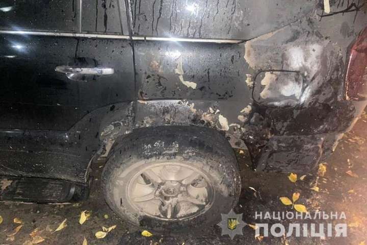 Поліція затримала молодика, який за годину підпалив три автівки на Печерську (фото)