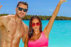 Курортный роман? Ким Кардашьян в розовом бикини запрыгнула на полуголого красавца