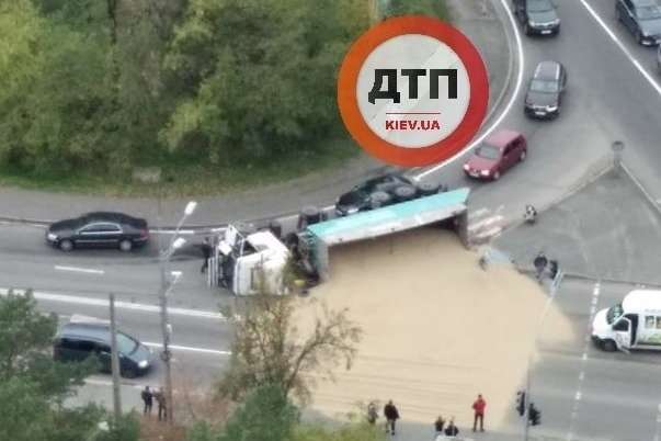 У Києві перекинулася вантажівка і засипала дорогу піском (відео)