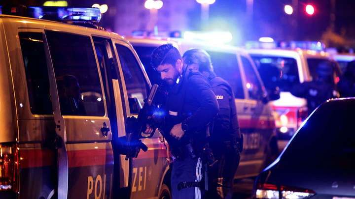 Теракт в Вене: эксперт объяснил почему террористы начали стрелять вечером 