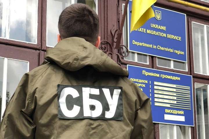 СБУ викрила масштабну схему незаконної легалізації іноземців в Україні
