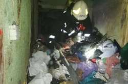 На Оболоні горіла квартира, завалена непотребом (фото)