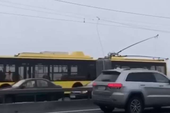 Аварія паралізувала рух тролейбусів по Північному мосту (відео)