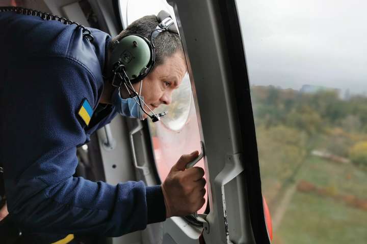 До пошуків рятувальники&nbsp;залучили гелікоптер Evrocopter EC 225 Super Puma - На пошуки зниклих на Київському морі рибалок підняли авіацію (фото, відео)