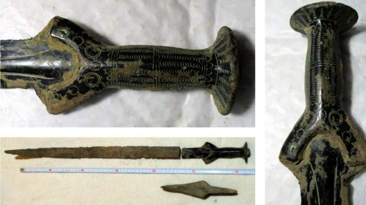 В Чехии мужчина пошел по грибы, а нашел меч, которому более 3000 лет