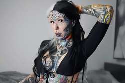 Как выглядит лысая «женщина-змея» с рогами, черной губой и коллекцией кислотных париков