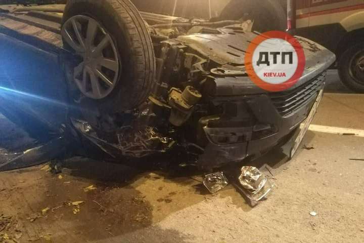 Під Києвом сталося масштабне ДТП: вщент розбиті п’ять автівок (фото, відео)