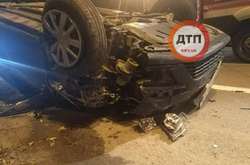 Від удару «Рено» перекинувся на дах