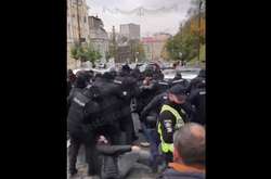 На Грушевського сталася бійка між євробляхерами й поліцією (відео)