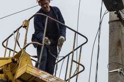 У Києві відновлюють подачу електрики: порушника зняли з високовольтної опори