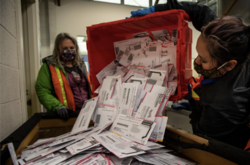 Трамп вимагав призупинити підрахунок голосів, поданих особисто та надісланих поштою в ході президентських виборів