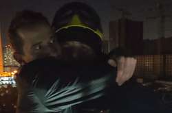 Як у Києві рятувальники знімали чоловіка з електроопори (фото, відео)
