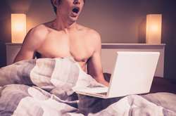 Онлайн-конфуз: парень забыл отключить звук и случайно помастурбировал перед друзьями