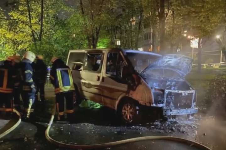 У Києві згорів мікроавтобус (відео)