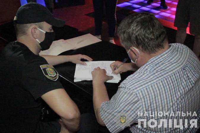 На Київщині з початку тижня поліція склала майже сотню протоколів за порушення карантину