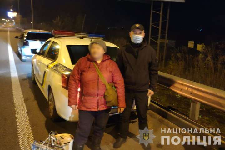 Пішла по гриби й заблукала: на Київщині поліцейські вночі розшукали у лісі жінку