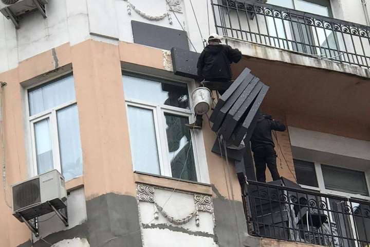 Власниця квартири на Пушкінській спотворює фасад історичного будинку