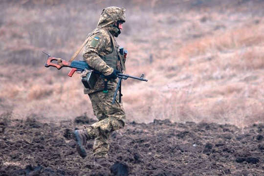Окупанти на Донбасі двічі обстріляли українських захисників з гранатометів