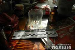 Правоохоронці вилучили з квартири посуд та ножі