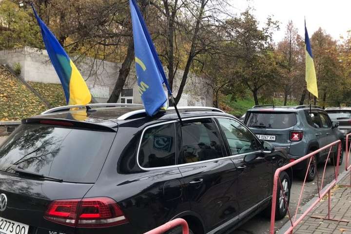 У Києві влаштували автопробіг до дому голови Конституційного суду Тупицького