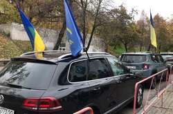 У Києві влаштували автопробіг до дому голови Конституційного суду Тупицького