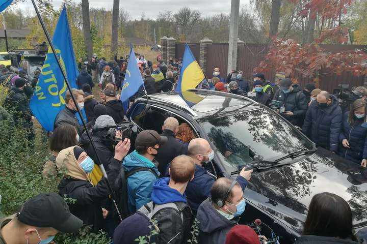 Активісти встановили біля будинку голови КС шибеницю. Перед цим сталися сутички з поліцією 