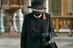 Королева Єлизавета II вперше з’явилася на публіці у захисній масці