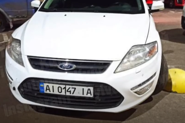 У Києві водій «героїчно припаркував» авто, це могло коштувати життя іншим (відео)