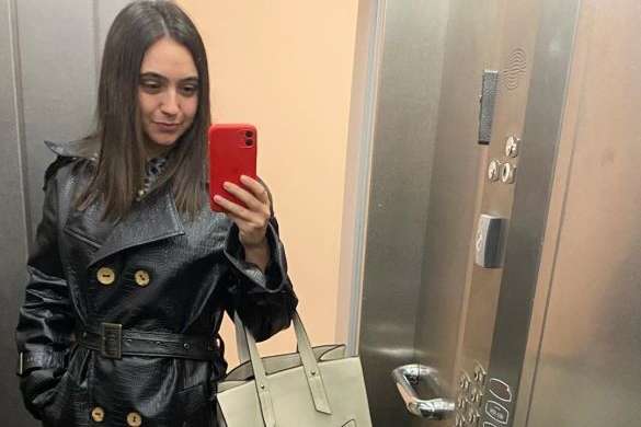В крокодиловом пальто и с сумкой: пресс-секретарь Зеленского похвасталась фото