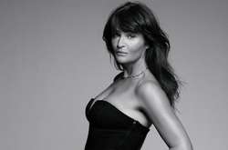 В 51 выглядит на 21: модель в откровенном купальнике удивила фанатов (фото)